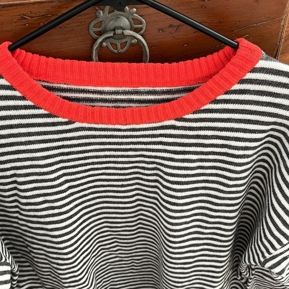 NWOT Women’s Gray And White Striped Sweater With Red Trim Size XXL - Picture 6 of 8